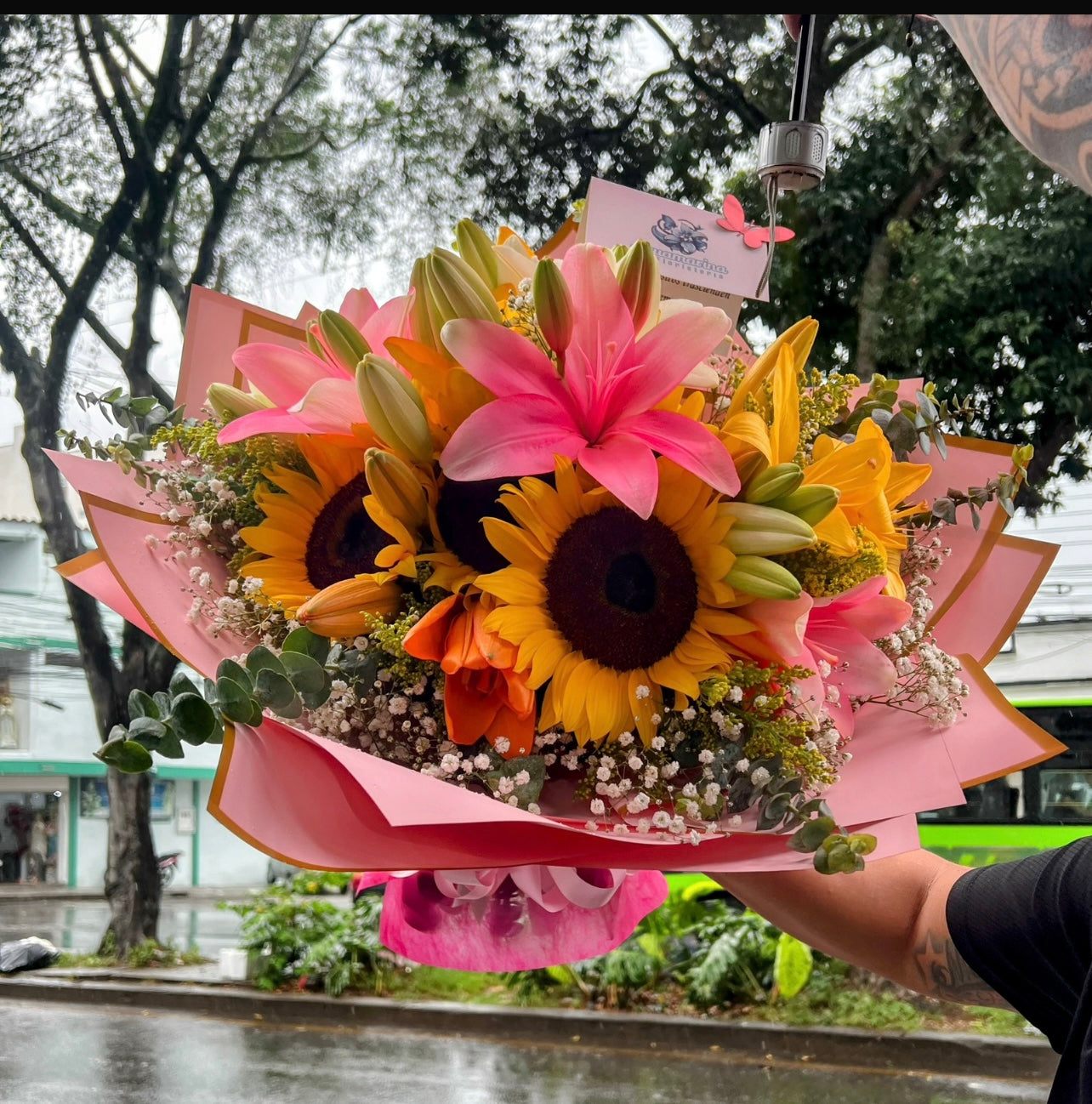 Ramo de Girasoles y Lirios Rosados